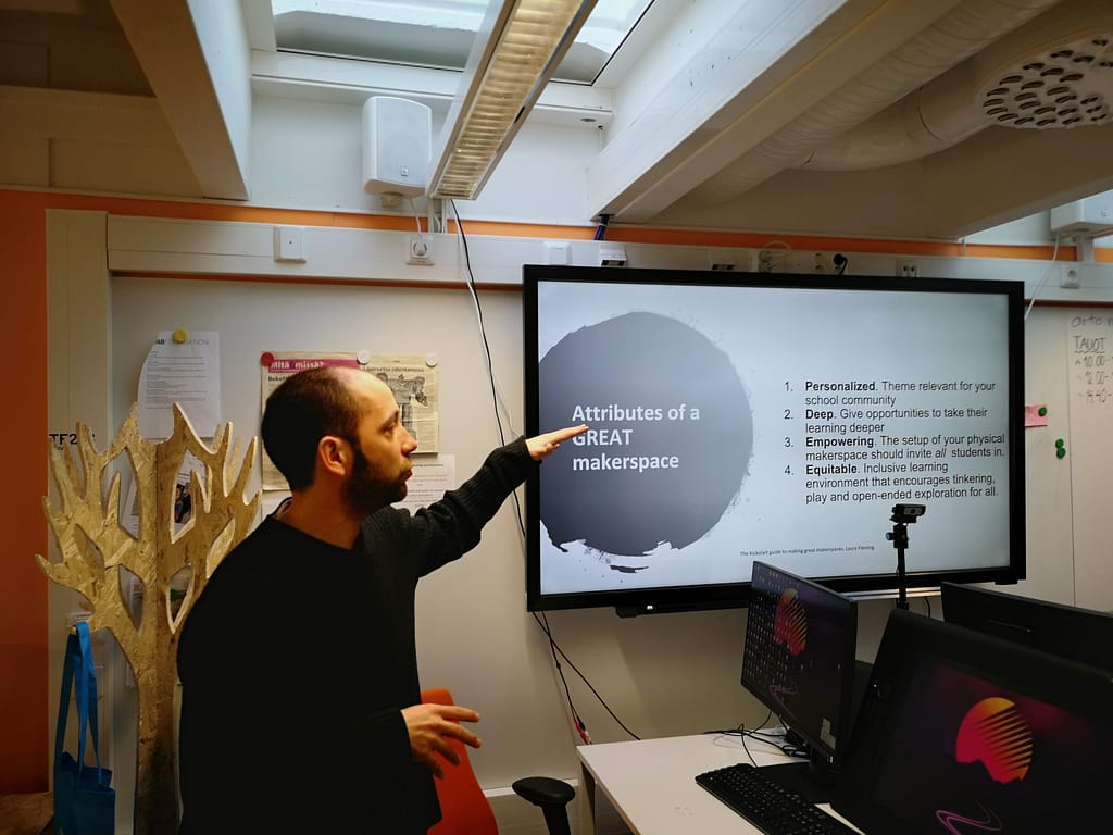 Iván Sánchez Milara kertoo Oulun Yliopiston Fab Labin työpajassa STEAM-opettajille, miten syntyy hyvä makerspace-tila.
