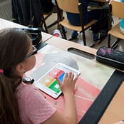 Lapsi käyttää iPadia.