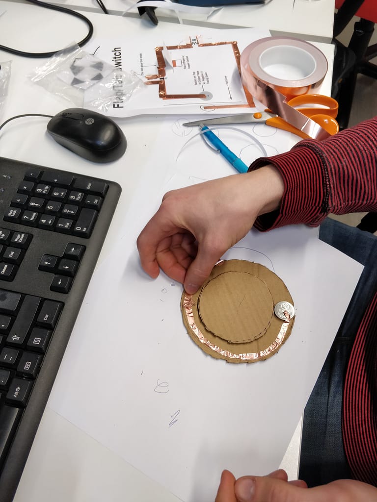 Harjoitustyön äärelle Oulun Yliopiston Fab Labin työpajassa.