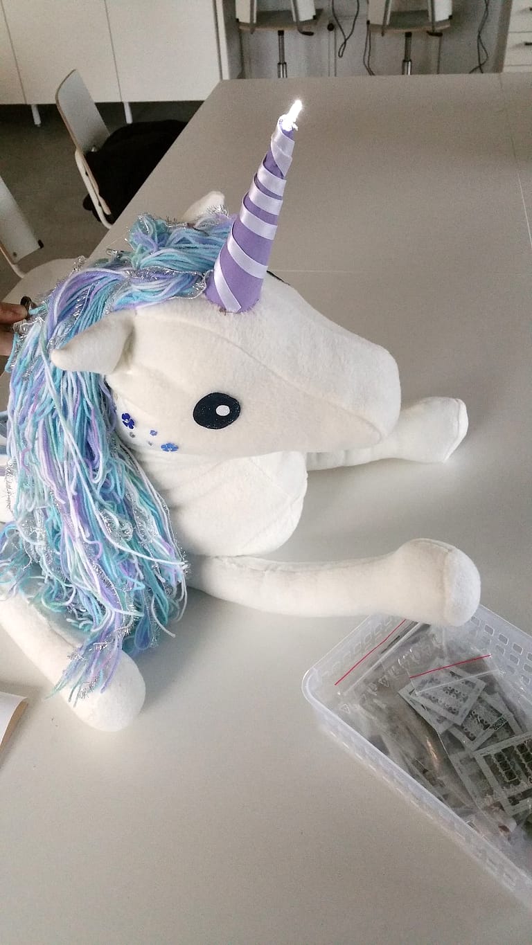 Yksisarvispehmo eskarin pöydällä.